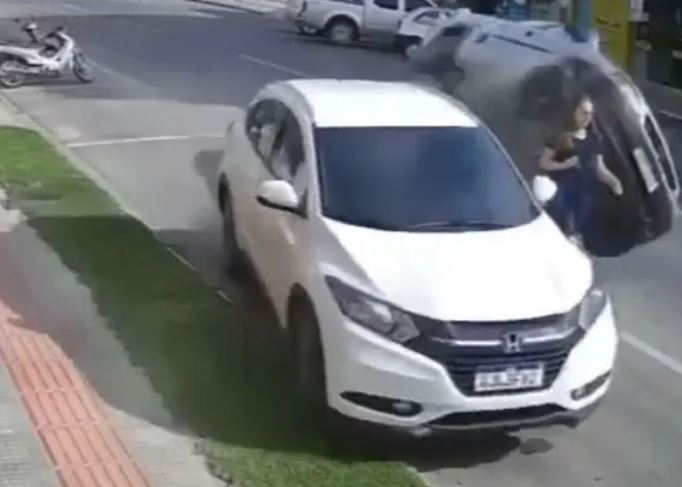 Mujer se salva de ser atropellada en pleno accidente vial; captan el momento en VIDEO Mujer se salva de ser atropellada en pleno accidente vial; captan el momento en VIDEO