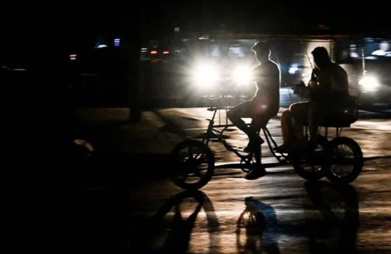 Tienen luz en Cuba 2.1 millones de habitantes Tienen luz en Cuba 2.1 millones de habitantes