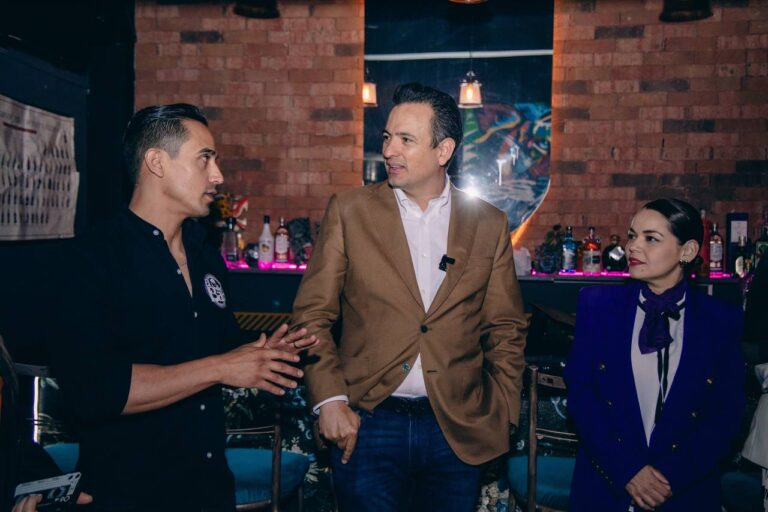 Inicia alcalde Bonilla programa “Noche Segura” en bar del Centro Histórico Inicia alcalde Bonilla programa “Noche Segura” en bar del Centro Histórico