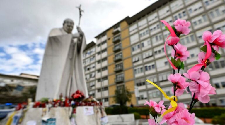 Francisco cumple 28 días ingresado e iguala la segunda hospitalización más larga de un papa Francisco cumple 28 días ingresado e iguala la segunda hospitalización más larga de un papa