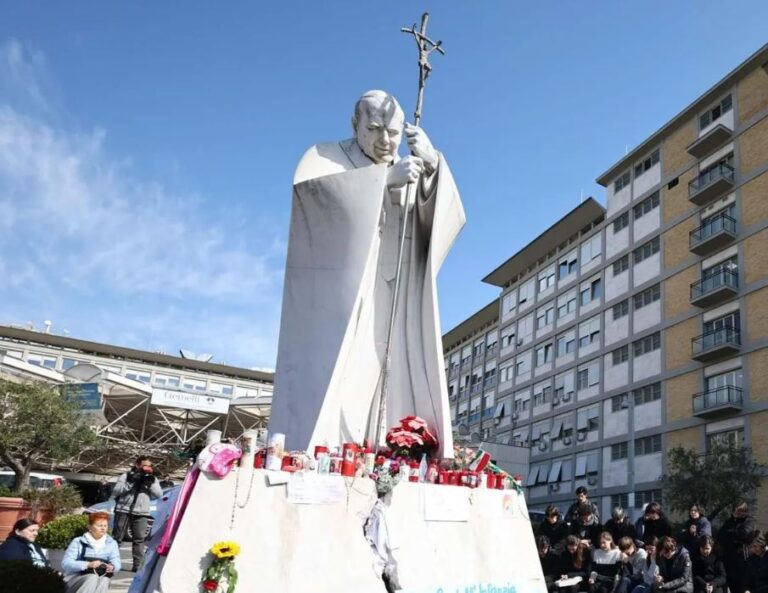 Papa Francisco pasó una “noche tranquila”; recibió este domingo al secretario de Estado vaticano Papa Francisco pasó una “noche tranquila”; recibió este domingo al secretario de Estado vaticano