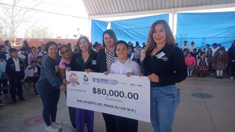 Entrega diputada apoyo económico a la Escuela Primaria República de Argentina Entrega diputada apoyo económico a la Escuela Primaria República de Argentina