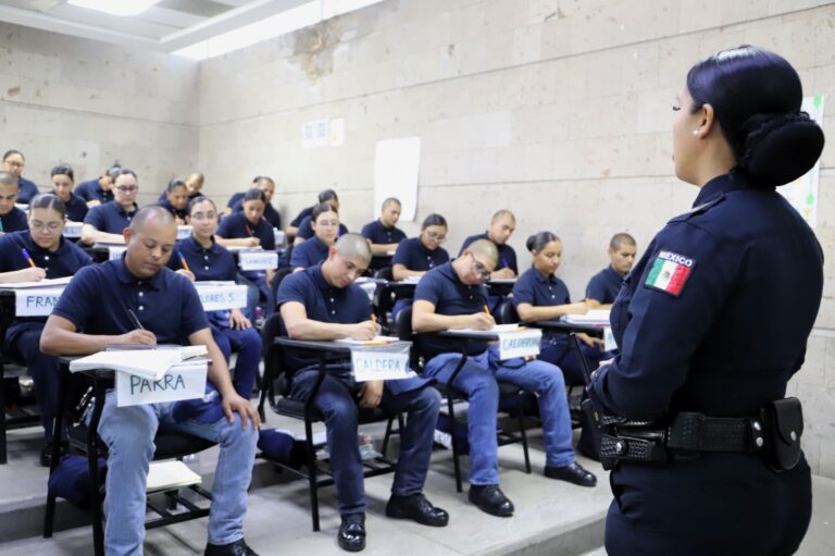 Preparan integralmente en el ISSCUU a los futuros policías municipales Preparan integralmente en el ISSCUU a los futuros policías municipales