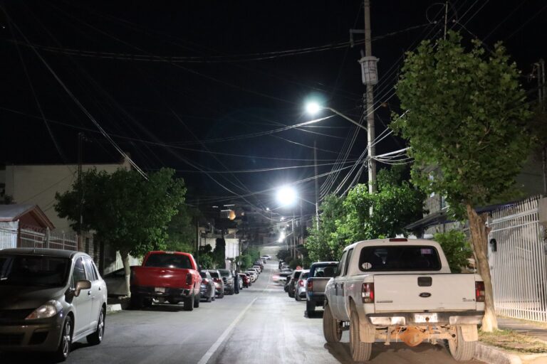 Atiende alcalde solicitudes de vecinos de Jardines del Saucito para iluminar sus calles