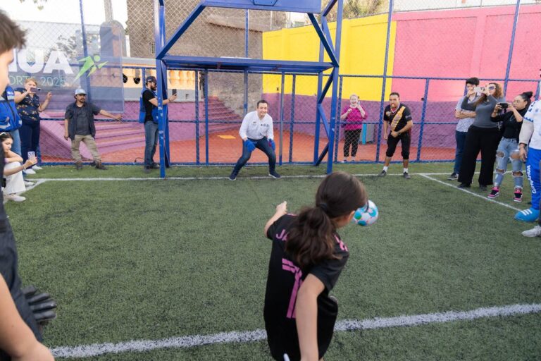 Entrega alcalde parque y canchas remodeladas a familias de la colonia Rubio