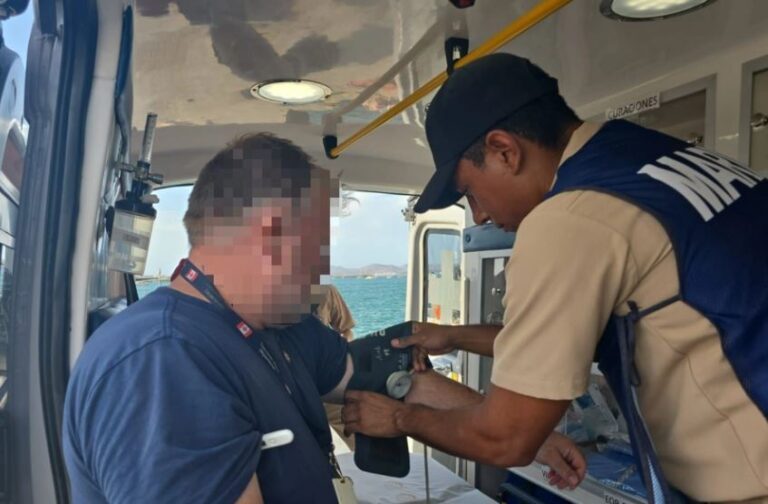 Rescata Semar a dos canadienses de aeronave tras desplome en BCS Rescata Semar a dos canadienses de aeronave tras desplome en BCS