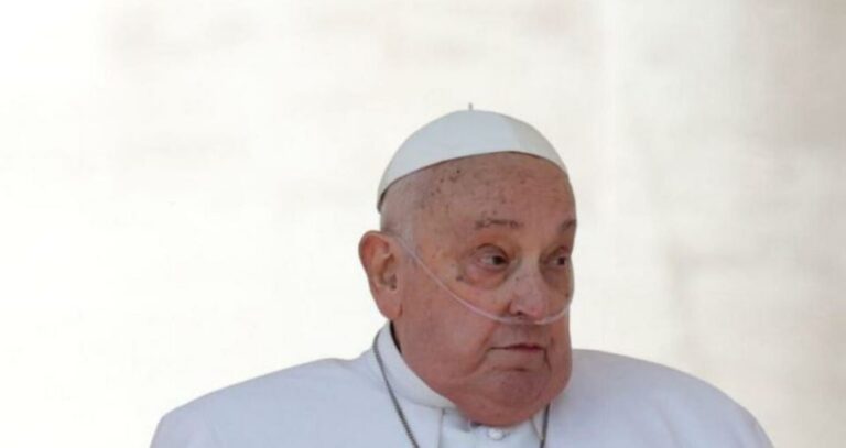 Papa Francisco ya recibe visitas durante su convalecencia en Santa Marta Papa Francisco ya recibe visitas durante su convalecencia en Santa Marta