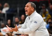 Entrenador de basquetbol hace rabieta y lanza una botella que golpea a un niño