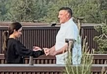 Cachan al coach de los Patriots, Mike Bravel, con una reportera del NY Times